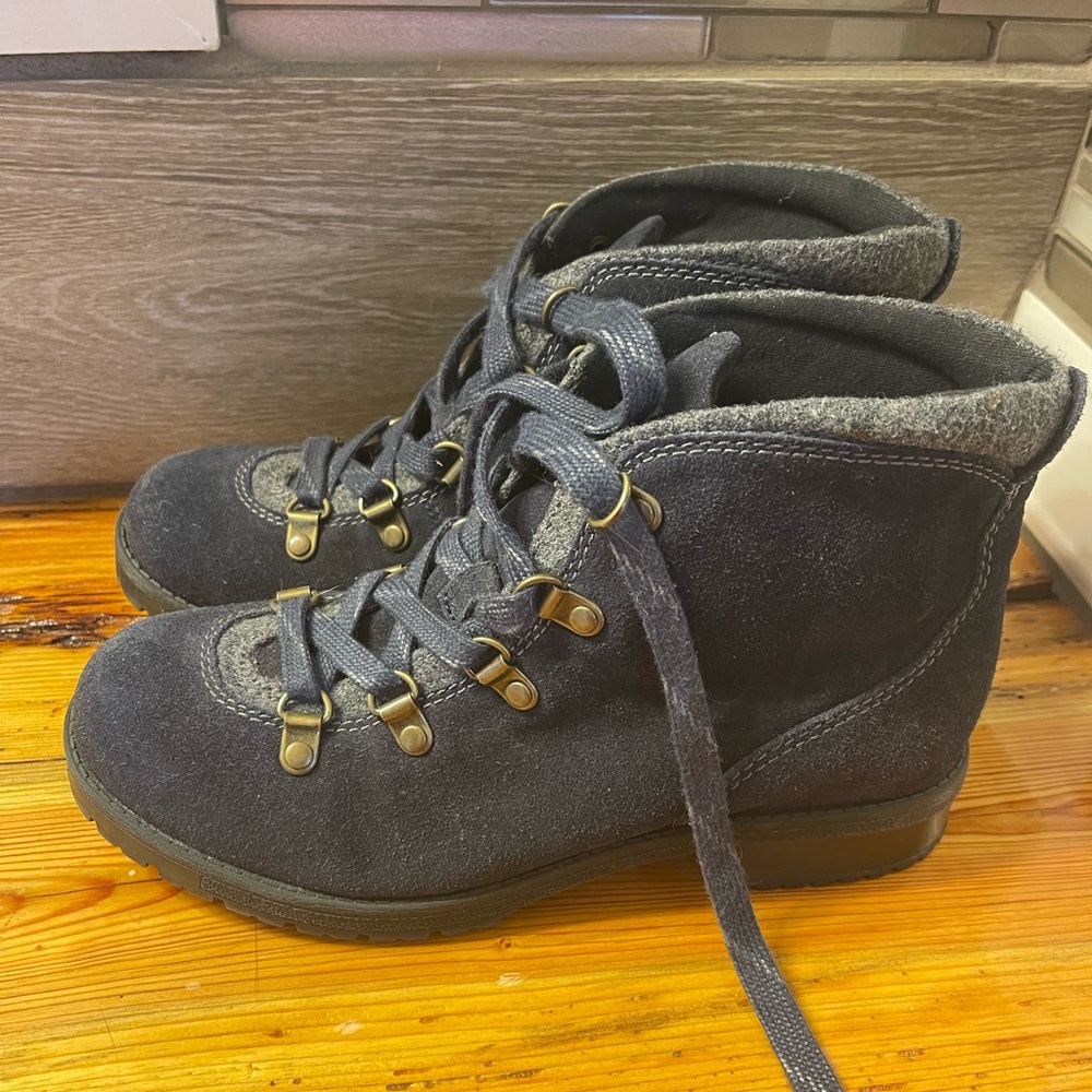 Clarks women’s navy boots, size 7, soft cushion